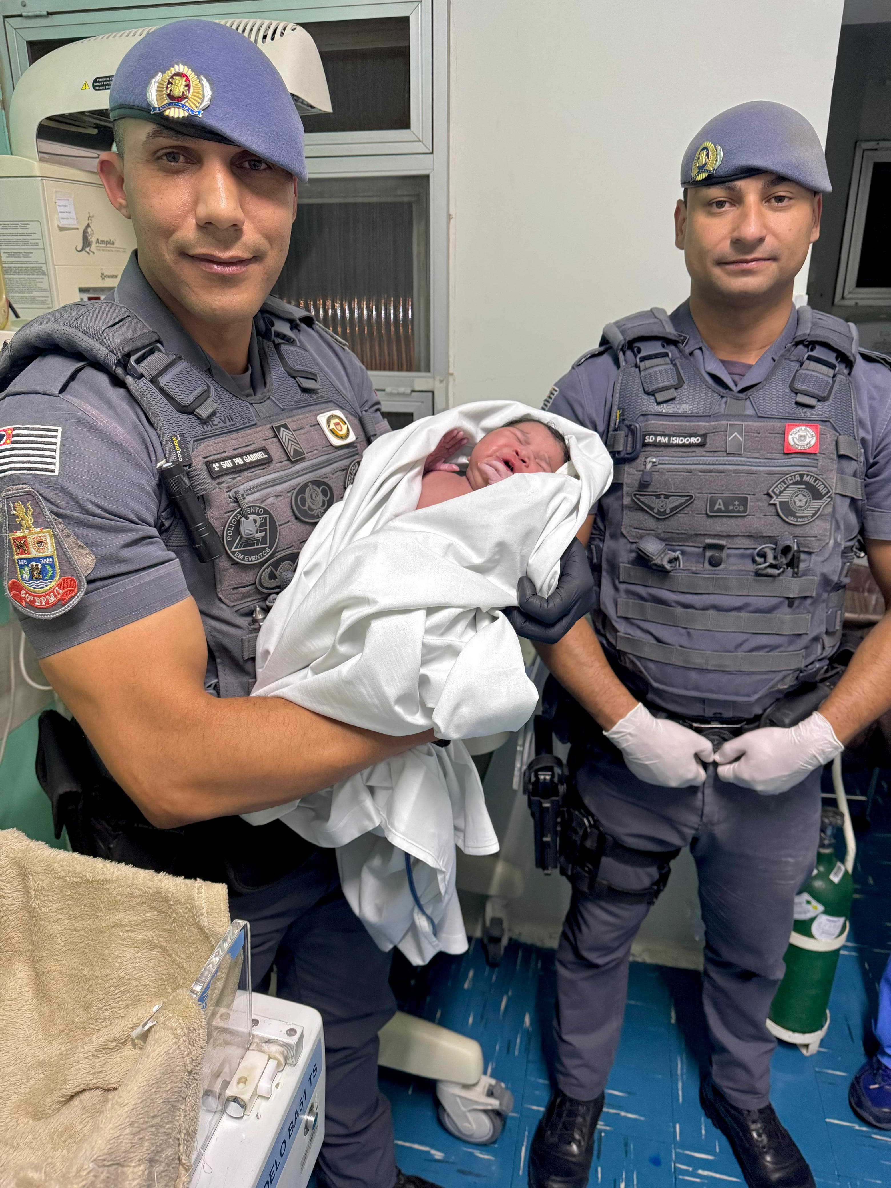 Equipe da PM ajuda mulher em trabalho de parto a dar à luz